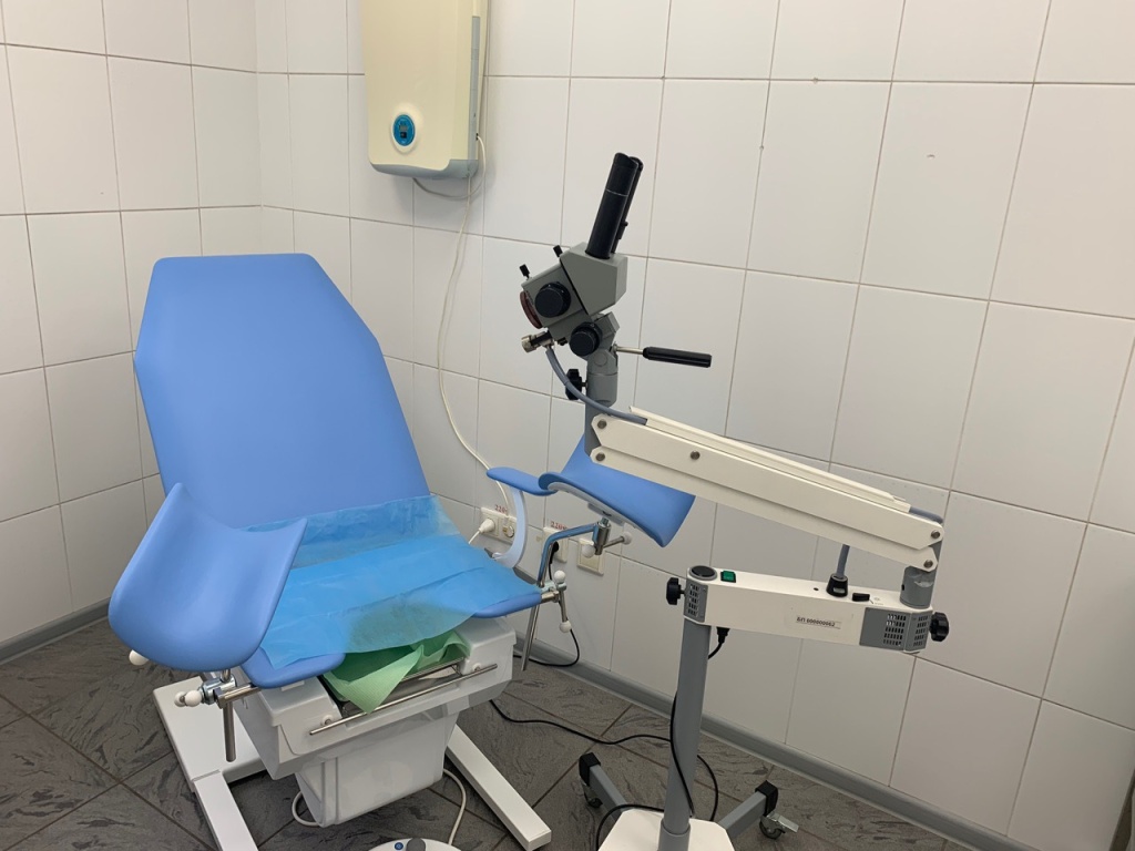 Кольпоскоп и гинекологическое кресло